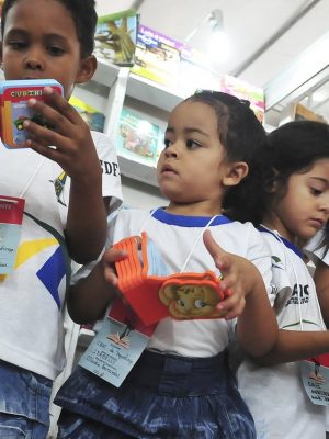 criancas-com-livros-foto-elza-fiuza-agencia-brasil