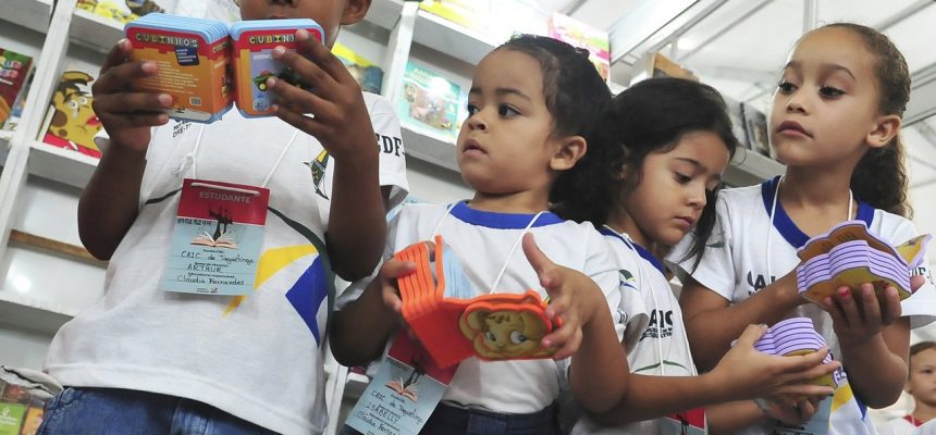 criancas-com-livros-foto-elza-fiuza-agencia-brasil