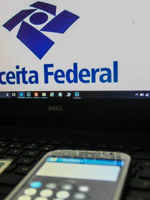 SÃO PAULO, SP - 26.04.2017: ENTREGA DO IR 2017 TERMINA DIA 28 - O prazo para entrega do Imposto de Renda para Pessoa Física (IRPF) 2017, termina na próxima sexta-feira (28). A multa para quem não entregar o IR no prazo será de, no mínimo, R$ R$ 165,74 podendo chegar até 20% do imposto devido. (Foto: Eliane Neves /Fotoarena/Folhapress) ORG XMIT: 1308034