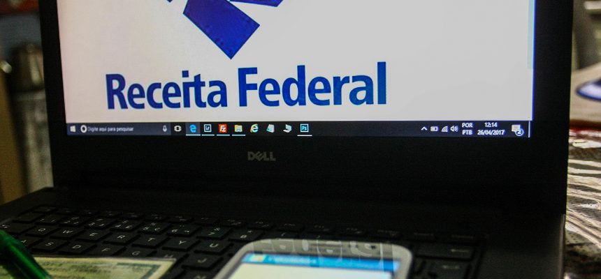 SÃO PAULO, SP - 26.04.2017: ENTREGA DO IR 2017 TERMINA DIA 28 - O prazo para entrega do Imposto de Renda para Pessoa Física (IRPF) 2017, termina na próxima sexta-feira (28). A multa para quem não entregar o IR no prazo será de, no mínimo, R$ R$ 165,74 podendo chegar até 20% do imposto devido. (Foto: Eliane Neves /Fotoarena/Folhapress) ORG XMIT: 1308034