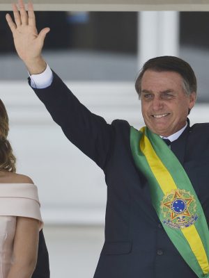 Presidente Jair Bolsonaro saúda o povo depois de receber a faixa presidencial.