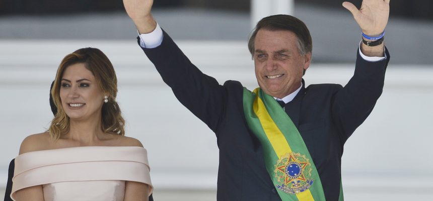 Presidente Jair Bolsonaro saúda o povo depois de receber a faixa presidencial.