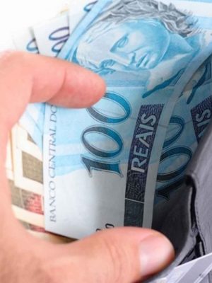 carteira-com-dinheiro-pagamento-divida-conta-notas-r-100-1464278969982_1920x1080