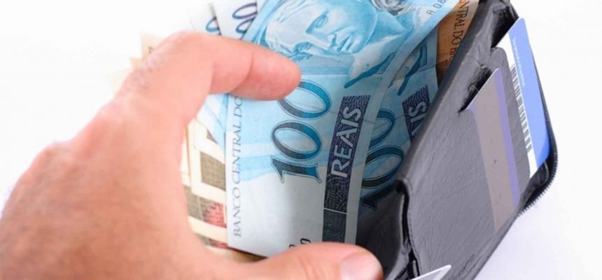 carteira-com-dinheiro-pagamento-divida-conta-notas-r-100-1464278969982_1920x1080