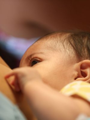 Brasília - Lorrane Paiva partcipa com seu bebê do mamaço”  em plena estação de metrô de Samambaia, como forma de superação ao que ainda resta de preconceito contra um gesto natural. O ato também servirá de abertura para a campanha Incentive a Vida.( Elza Fiuza/Agência Brasil)