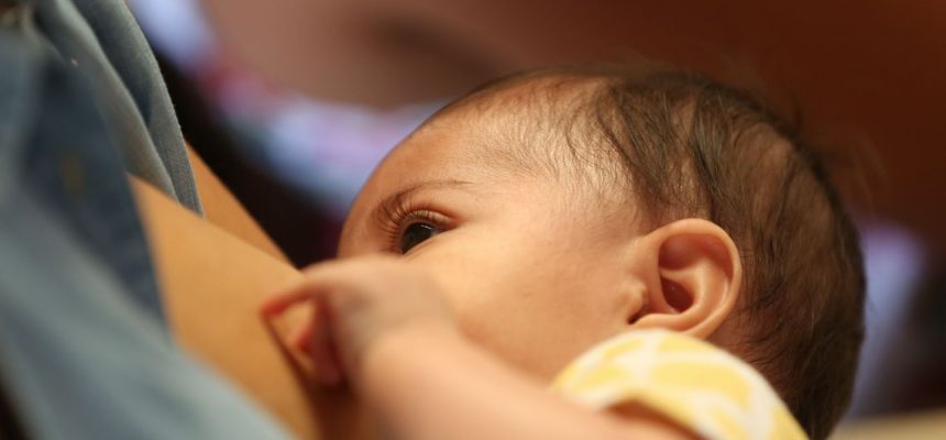 Brasília - Lorrane Paiva partcipa com seu bebê do mamaço”  em plena estação de metrô de Samambaia, como forma de superação ao que ainda resta de preconceito contra um gesto natural. O ato também servirá de abertura para a campanha Incentive a Vida.( Elza Fiuza/Agência Brasil)