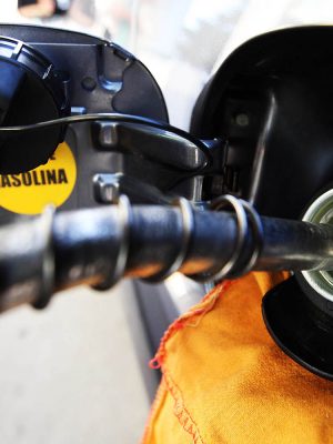 Brasil, Rio de Janeiro, RJ. 26/06/2012. Movimento de clientes nos postos de   gasolina da zona sul do Rio de Janeiro. O reajuste de preços dos combustíveis foi mal recebido pelo mercado, que penalizou as ações da Petrobrás em quase 8%. - Crédito:MARCOS DE PAULA/ESTADÃO CONTEÚDO/AE/Codigo imagem:119451