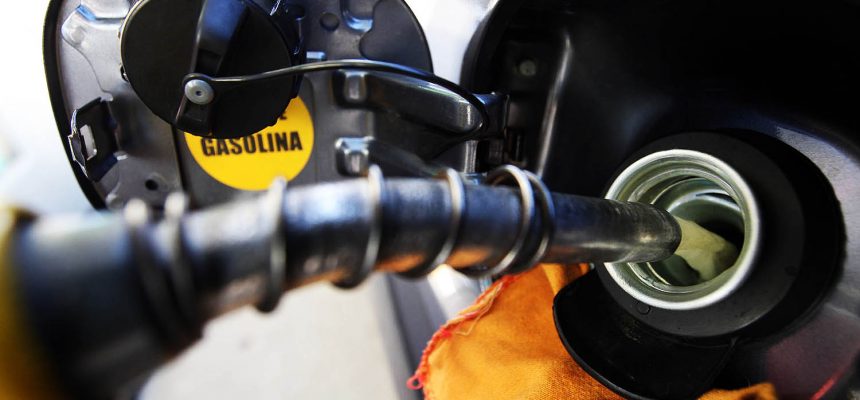 Brasil, Rio de Janeiro, RJ. 26/06/2012. Movimento de clientes nos postos de   gasolina da zona sul do Rio de Janeiro. O reajuste de preços dos combustíveis foi mal recebido pelo mercado, que penalizou as ações da Petrobrás em quase 8%. - Crédito:MARCOS DE PAULA/ESTADÃO CONTEÚDO/AE/Codigo imagem:119451