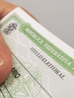 29-07-2014 - São Paulo - Brasil - Eleitor segura o titulo eleitoral. O eleitorado brasileiro cresceu 5,17% nos últimos quatro anos, saltando de 135.804.433 votantes, em 2010, para 142.822.046 eleitores, divulgou hoje (29) o Tribunal Superior Eleitoral (TSE). Foto: Rafael Neddermeyer/ Fotos Públicas