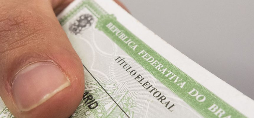 29-07-2014 - São Paulo - Brasil - Eleitor segura o titulo eleitoral. O eleitorado brasileiro cresceu 5,17% nos últimos quatro anos, saltando de 135.804.433 votantes, em 2010, para 142.822.046 eleitores, divulgou hoje (29) o Tribunal Superior Eleitoral (TSE). Foto: Rafael Neddermeyer/ Fotos Públicas