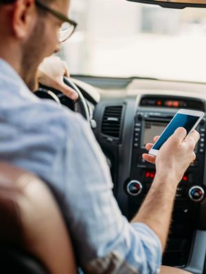 distracted-cell-phone-driver-1160x773