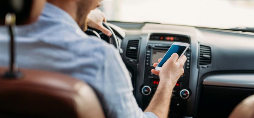 distracted-cell-phone-driver-1160x773