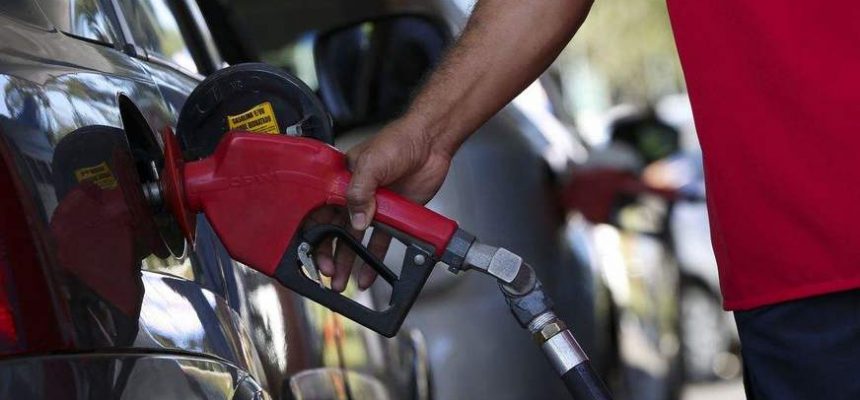 Brasilienses enfrentam até 4km de filas para abastecer em posto de combustíveis que vende gasolina a R$ 2,98 como parte do Dia da Liberdade de Impostos (DLI).