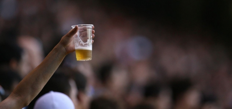 governo-de-sp-veta-projeto-que-libera-bebida-alcoolica-nos-estadios__467424_