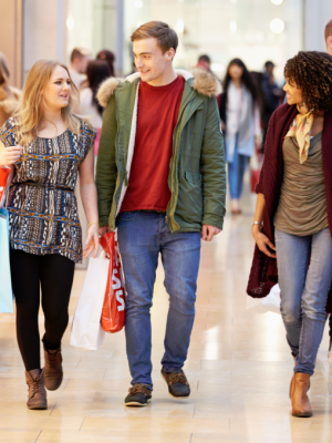 pessoas-comprando-e-se-endividando