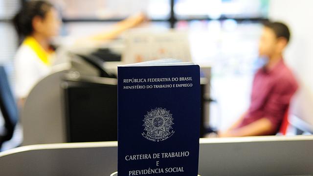 desemprego-cai-para-12-no-trimestre-encerrado-em-junho