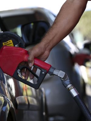 Brasilienses enfrentam até 4km de filas para abastecer em posto de combustíveis que vende gasolina a R$ 2,98 como parte do Dia da Liberdade de Impostos (DLI).