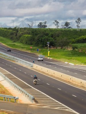 O governador Geraldo Alckmin entrega nesta quarta-feira, 12, em Cerquilho, o pacote de obras de melhorias em rodovias da região. Inaugura as duplicações da Rodovia Cornélio Pires (SP-127), Rodovia Antônio Romano Schincariol (SP-127) e Rodovia Marechal Rondon (SP-300), que beneficiará municípios das regiões metropolitanas de Campinas e Sorocaba.Além da duplicação de 12,3 quilômetros, foram realizadas também intervenções para a construção de viadutos e dispositivos de acesso. Local: Cerquilho/SP. Data: 12/04/2017. Foto: Alexandre Carvalho/A2img
