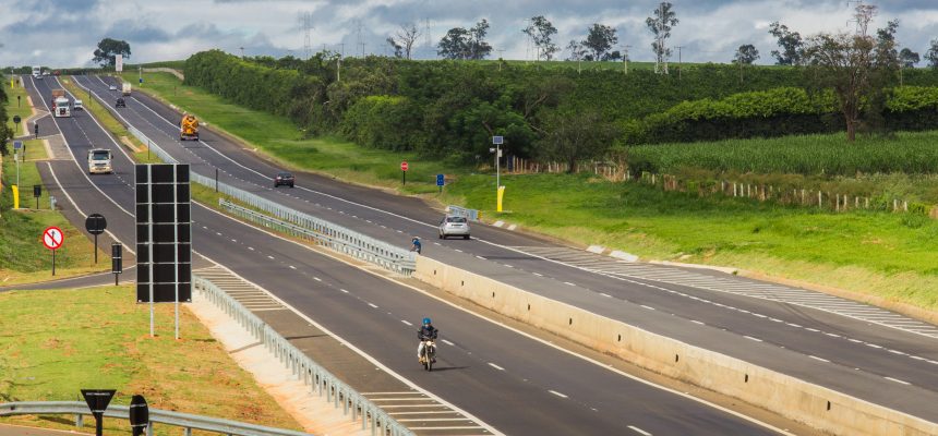 O governador Geraldo Alckmin entrega nesta quarta-feira, 12, em Cerquilho, o pacote de obras de melhorias em rodovias da região. Inaugura as duplicações da Rodovia Cornélio Pires (SP-127), Rodovia Antônio Romano Schincariol (SP-127) e Rodovia Marechal Rondon (SP-300), que beneficiará municípios das regiões metropolitanas de Campinas e Sorocaba.Além da duplicação de 12,3 quilômetros, foram realizadas também intervenções para a construção de viadutos e dispositivos de acesso. Local: Cerquilho/SP. Data: 12/04/2017. Foto: Alexandre Carvalho/A2img