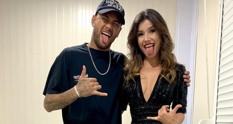 neymar-invade-palco-de-paula-fernandes-em-show-na-europa__307973_