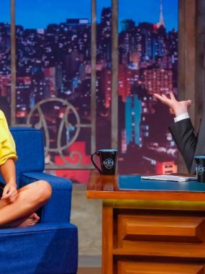 paula-fernandes-com-danilo-gentili-no-the-noite-1565270819934_v2_900x506