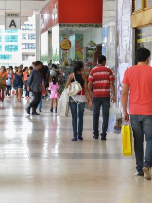 Shopping no centro de Brasília tem movimento intenso no último fim de semana antes do Natal