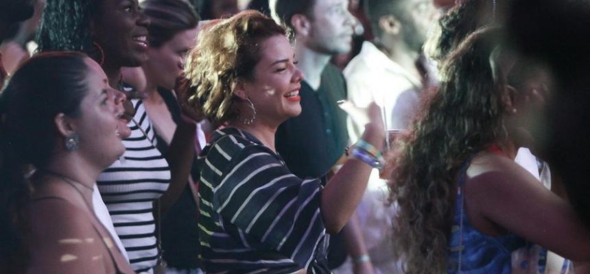 fernanda-souza-se-diverte-na-plateia-do-tardezinha-de-thiaguinho-1576499662641_v2_900x506