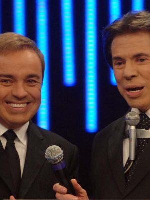 Gugu Liberato, vencedor na categoria Melhor Programa de Auditório 2004, e Silvio Santos na cerimônia de entrega da 50ª edição do Troféu Imprensa, no SBT.