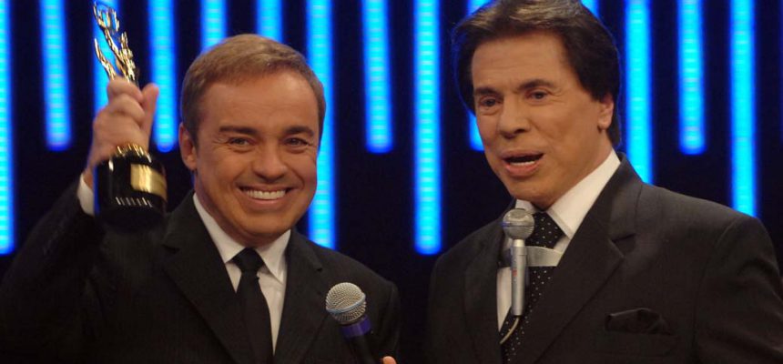 Gugu Liberato, vencedor na categoria Melhor Programa de Auditório 2004, e Silvio Santos na cerimônia de entrega da 50ª edição do Troféu Imprensa, no SBT.